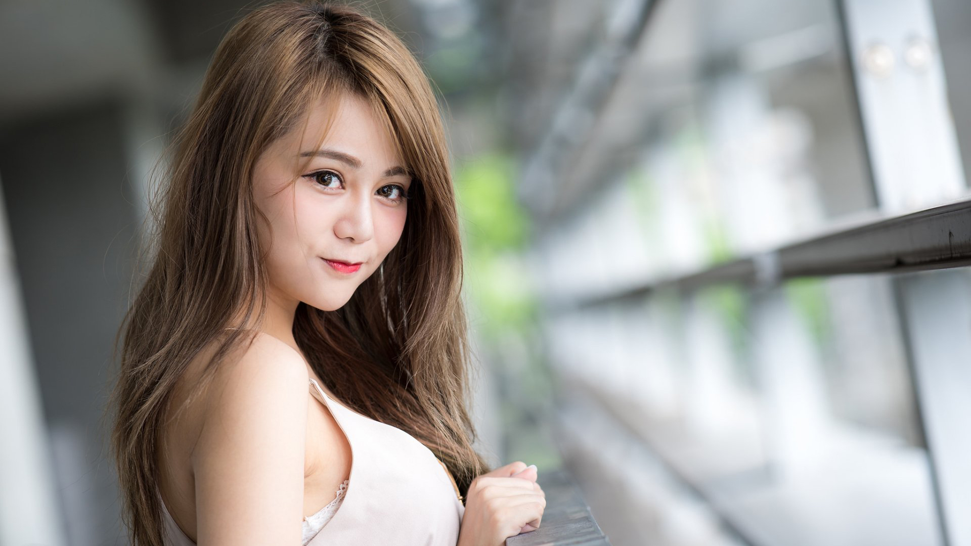 我和大我18岁女人喝酒,酒醉,她躺在我怀里时她老公回来了...