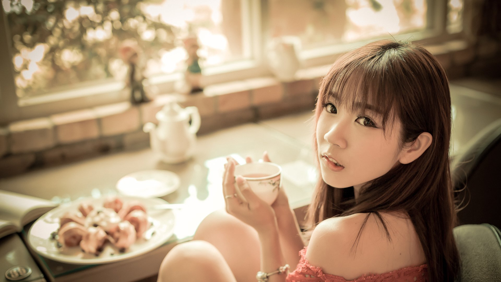 　　“以往运气好，每年只能在河里发明一尾胭脂鱼，去年已发明了七八尾。”贵州遵义赤水渔政站站长杨绚烂说，随着2017年最先周全禁渔，赤水河的胭脂鱼不但多了，个头也逐步大了。
